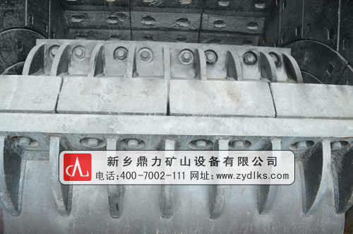 新乡鼎力二（èr）破（pò）设备滚筒式破碎机转子锤头部位展示